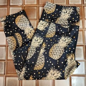 CONSTANTLY VARIED GEAR CVG Fineapple Capri Workout Leggings Size Medium